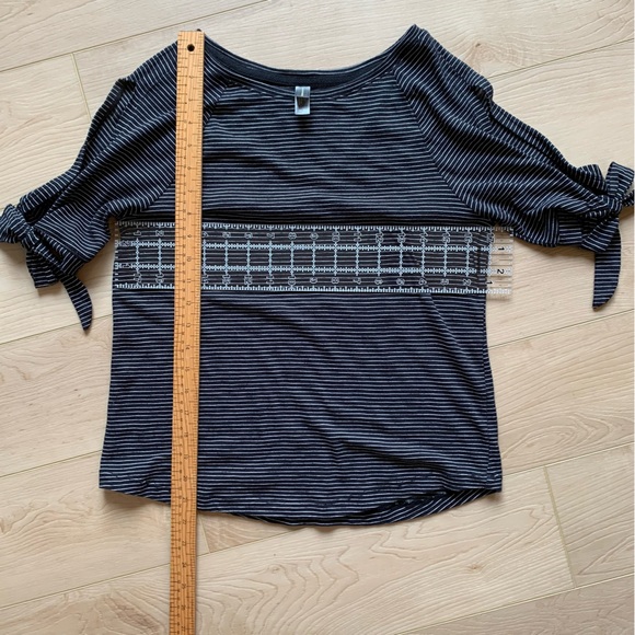 Short sleeve striped top - Picture 3 of 12